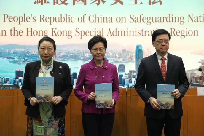 Carrie Lam, la chef de l’exécutif de Hongkong (au centre), présente, lors d’une conférence de presse, une copie de la nouvelle loi de sécurité nationale, avec la secrétaire à la justice, Teresa Cheng (à gauche), et le ministre de la sécurité, John Lee,le 1er juillet.