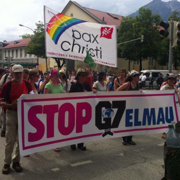 Unos 2.000 manifestantes, según los organizadores de Stop G7 Elmau, se concentran de forma pacífica. Foto tomada de Twitter