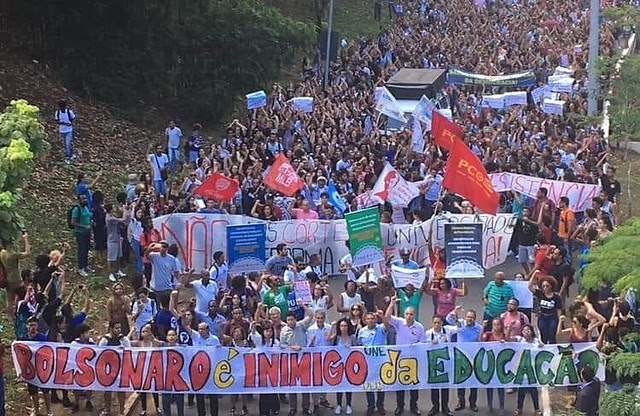 Estudiantes de la UFBA, una de las primeras afectadas por el recorte de Bolsonaro, realizan protesta contra el gobierno - Créditos: DCE UFBA