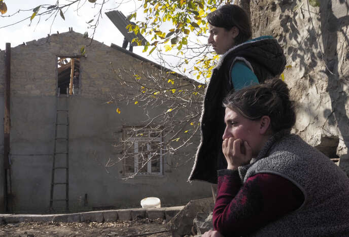Deux femmes s’apprêtent à quitter leur maison, samedi 14 novembre, avant que le district de Kelbajar soit restitué à l’Azerbaïdjan.
