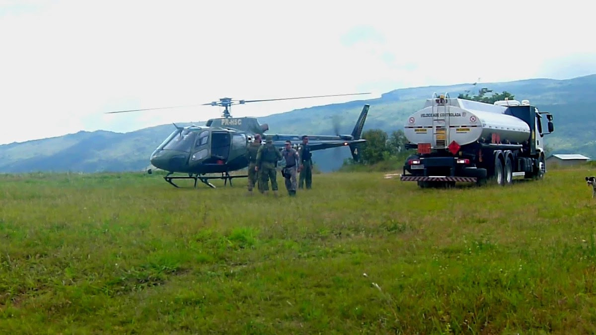 Fiscais do Ibama abastecem helicóptero durante ação de combate ao garimpo na TI Yanomami