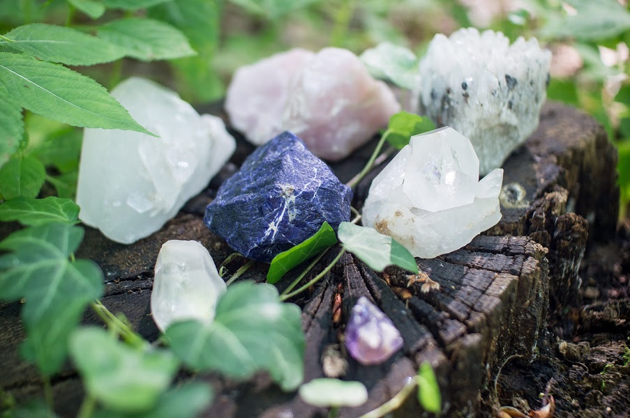 5 Amazing Benefits of Crystals for Moms