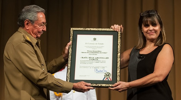 El General de Ejército Raúl Castro Ruz (I), Presidente de los Consejos de Estado y de Ministros, entrega el título de Héroe de la República de Cuba,con caracter postumo a la hija de Raúl Díaz Argüelles, en la Sala Universal del Ministerio de las Fuerzas Armadas Revolucionarias (FAR), en La Habana, el 11 de noviembre de 2015. Foto: Calixto N. Llanes/Juventud Rebelde.